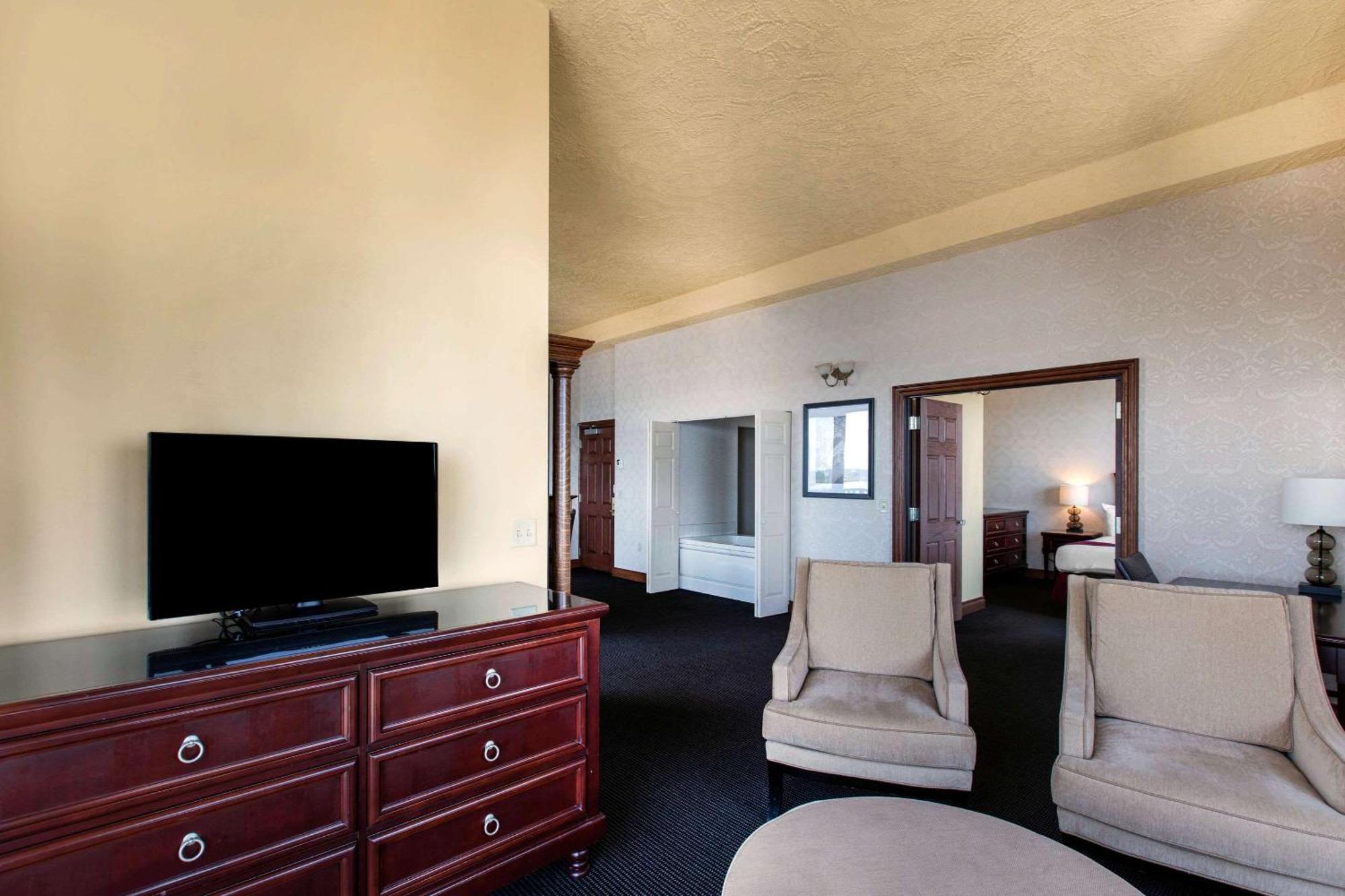 Shoreline Inn & Conference Center, Ascend Hotel Collection مسكيغون المظهر الخارجي الصورة